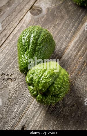 Chayote sur fond de bois Banque D'Images