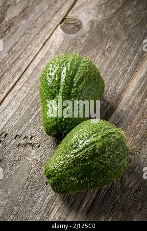 Chayote sur fond de bois Banque D'Images