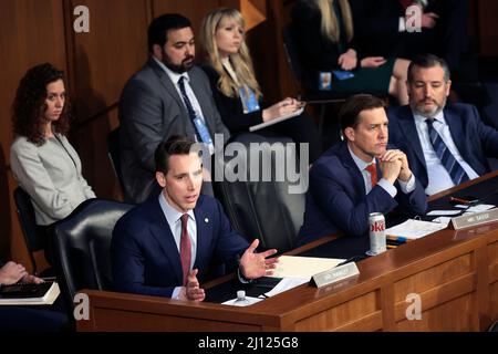 WASHINGTON, DC - MARS 21: Le sénateur Josh Hawley (R-Mo) (L) prononce des remarques lors de l'audience de confirmation de la Commission judiciaire du Sénat pour le juge Ketanji Brown Jackson nommé à la Cour suprême des États-Unis dans l'édifice Hart du Bureau du Sénat à Capitol Hill le 21 mars 2022 à Washington, DC. Le juge Ketanji Brown Jackson, choisi par le président Joe Biden pour remplacer le juge sortant Stephen Breyer à la Cour suprême des États-Unis, entamera quatre jours d'audiences de nomination devant la Commission judiciaire du Sénat. Si le Sénat le confirme, le juge Jackson deviendra la première femme noire à siéger à la Cour suprême. Crédit : Banque D'Images