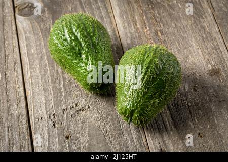 Chayote sur fond de bois Banque D'Images