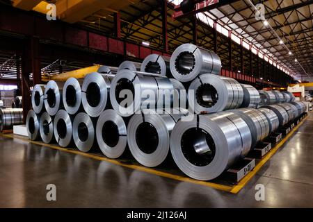 Rouleaux de tôle d'acier galvanisé à l'intérieur de l'usine ou de l'entrepôt. Banque D'Images