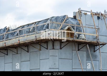 Belle photo d'un bâtiment en construction, en grès et échafaudage en bois contre un ciel bleu Banque D'Images