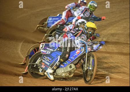 MANCHESTER, ROYAUME-UNI. MARS 21ST. Matej Žagar (jaune) dirige Brady Kurtz (blanc), Adam Ellis (jaune) et Tobiasz Musielak (rouge) lors du Trophée commémoratif Peter Craven de l'ATPI au National Speedway Stadium, Manchester, le lundi 21st mars 2022. (Credit: Ian Charles | MI News) Credit: MI News & Sport /Alay Live News Banque D'Images