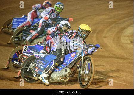 MANCHESTER, ROYAUME-UNI. MARS 21ST. Matej Žagar (jaune) dirige Brady Kurtz (blanc), Adam Ellis (jaune) et Tobiasz Musielak (rouge) lors du Trophée commémoratif Peter Craven de l'ATPI au National Speedway Stadium, Manchester, le lundi 21st mars 2022. (Credit: Ian Charles | MI News) Credit: MI News & Sport /Alay Live News Banque D'Images