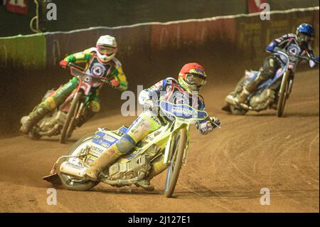 MANCHESTER, ROYAUME-UNI. MARS 21ST. Chris Harris (rouge) dirige Max Fricke (blanc) et Matej Žagar (bleu) lors du Trophée commémoratif Peter Craven de l'ATPI au National Speedway Stadium, Manchester, le lundi 21st mars 2022. (Credit: Ian Charles | MI News) Credit: MI News & Sport /Alay Live News Banque D'Images