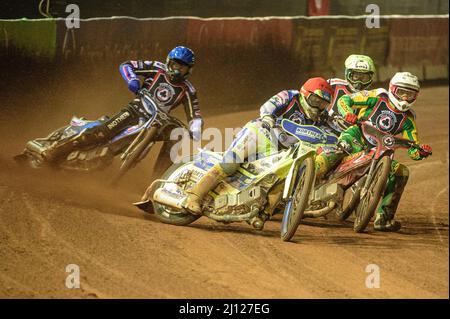 MANCHESTER, ROYAUME-UNI. MARS 21ST. Chris Harris (rouge) dirige Max Fricke (blanc), Matej Žagar (bleu) et Jason Doyle (jaune) lors du Trophée commémoratif Peter Craven de l'ATPI au National Speedway Stadium, à Manchester, le lundi 21st mars 2022. (Credit: Ian Charles | MI News) Credit: MI News & Sport /Alay Live News Banque D'Images