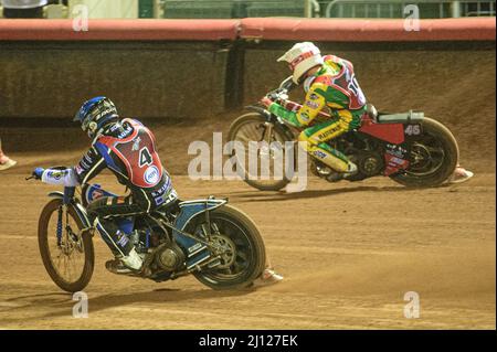 MANCHESTER, ROYAUME-UNI. MARS 21ST. Matej Žagar (bleu) à l'intérieur de Max Fricke (blanc) pendant le Trophée ATPI Peter Craven Memorial au National Speedway Stadium, Manchester, le lundi 21st mars 2022. (Credit: Ian Charles | MI News) Credit: MI News & Sport /Alay Live News Banque D'Images