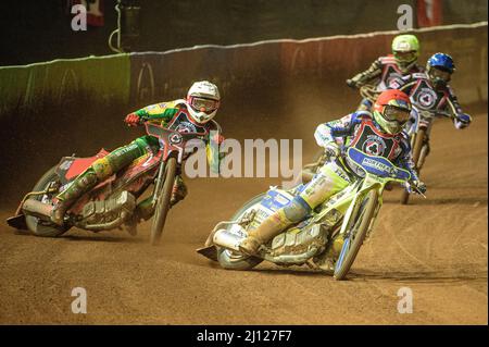 MANCHESTER, ROYAUME-UNI. MARS 21ST. Chris Harris (rouge) dirige Max Fricke (blanc), Matej Žagar (bleu) et Jason Doyle (jaune) lors du Trophée commémoratif Peter Craven de l'ATPI au National Speedway Stadium, à Manchester, le lundi 21st mars 2022. (Credit: Ian Charles | MI News) Credit: MI News & Sport /Alay Live News Banque D'Images