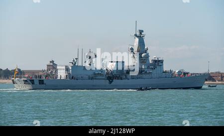 La frégate de la Marine belge BNS Leopold I (F930) est arrivée à Portsmouth, Royaume-Uni, le 18th mars 2022, pour une visite de port d'un week-end. Banque D'Images