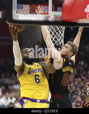 Cleveland, États-Unis. 21st mars 2022. Los Angeles Lakers LeBron James (6) a passé Cleveland Cavaliers Lauri Markkanen (24) au Rocket Mortgage Fieldhouse à Cleveland, Ohio, le lundi 21 mars 2022. Photo par Aaron Josefczyk/UPI crédit: UPI/Alay Live News Banque D'Images