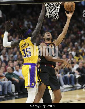 Cleveland, États-Unis. 21st mars 2022. Cleveland Cavaliers Evan Mobley (4) est fouillé par Los Angeles Lakers Wenyen Gabriel (35) au Rocket Mortgage Fieldhouse à Cleveland, Ohio, le lundi 21 mars 2022. Photo par Aaron Josefczyk/UPI crédit: UPI/Alay Live News Banque D'Images