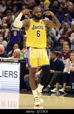 Cleveland, États-Unis. 21st mars 2022. Los Angeles Lakers LeBron James (6) réagit après une dunk contre les Cleveland Cavaliers à Rocket Mortgage Fieldhouse à Cleveland, Ohio, le lundi 21 mars 2022. Photo par Aaron Josefczyk/UPI crédit: UPI/Alay Live News Banque D'Images