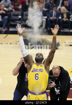 Cleveland, États-Unis. 21st mars 2022. Los Angeles Lakers LeBron James (6) lance la craie lors de son rituel avant le match contre les Cleveland Cavaliers au Rocket Mortgage Fieldhouse à Cleveland, Ohio, le lundi 21 mars 2022. Photo par Aaron Josefczyk/UPI crédit: UPI/Alay Live News Banque D'Images