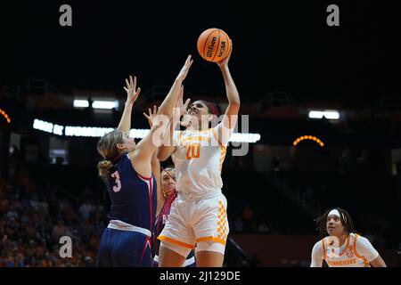 21 mars 2022 : Tamari Key #20 de la Tennessee Lady Vols tire le ballon sur Madison Bartley #3 des Bruins de Belmont lors d'une deuxième partie du tournoi de basket-ball féminin NCAA 2022 entre l'Université du Tennessee Lady Vols et les Bruins de l'Université Belmont à la Thompson Boling Arena de Knoxville TN Tim Gangloff/CSM Banque D'Images