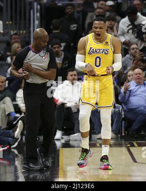 Cleveland, États-Unis. 21st mars 2022. Los Angeles Lakers Russell Westbrooke (0) réagit après avoir frappé un trois contre les cavaliers de Cleveland à Rocket Mortgage Fieldhouse à Cleveland, Ohio, le lundi 21 mars 2022. Photo par Aaron Josefczyk/UPI crédit: UPI/Alay Live News Banque D'Images