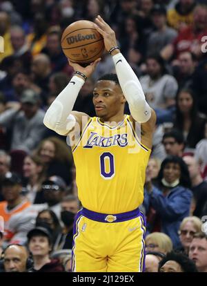 Cleveland, États-Unis. 21st mars 2022. Los Angeles Lakers Russell Westbrook (0) tire un trois contre les cavaliers de Cleveland à Rocket Mortgage Fieldhouse à Cleveland, Ohio, le lundi 21 mars 2022. Photo par Aaron Josefczyk/UPI crédit: UPI/Alay Live News Banque D'Images