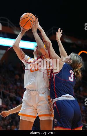 21 mars 2022 : Tamari Key #20 de la Tennessee Lady Vols tire le ballon sur Madison Bartley #3 des Bruins de Belmont lors d'une deuxième partie du tournoi de basket-ball féminin NCAA 2022 entre l'Université du Tennessee Lady Vols et les Bruins de l'Université Belmont à la Thompson Boling Arena de Knoxville TN Tim Gangloff/CSM Banque D'Images