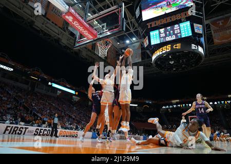 21 mars 2022 : Kaiya Wynn #5 et Tamari Key #20 des Tennessee Lady Vols vont pour le rebond.lors d'un deuxième tour du tournoi de basketball féminin NCAA 2022 entre l'Université du Tennessee Lady Vols et les Bruins de l'Université Belmont à la Thompson Boling Arena à Knoxville TN Tim Gangloff/CSM Banque D'Images