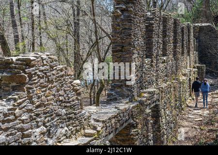 Un jeune couple explorant les ruines du moulin de Sope Creek, une partie de l'aire de loisirs nationale de la rivière Chattahoochee, à Marietta, en Géorgie. (ÉTATS-UNIS) Banque D'Images