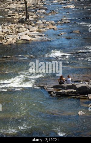 Deux jeunes femmes appréciant la beauté pittoresque de Sope Creek, Un affluent de la rivière Chattahoochee, le long des ruines du moulin de Sope Creek près d'Atlanta, GA. Banque D'Images