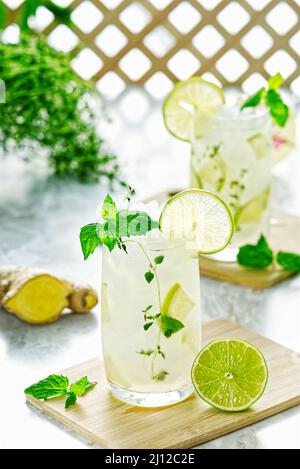 Ale de gingembre ou Kombucha en verre, cocktail maison de citron vert et limonade au gingembre. Une boisson indienne pour se rafraîchir Banque D'Images