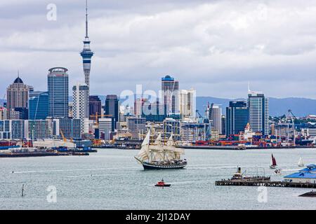 Le navire naval russe Pallada part du port d'Auckland, le lundi 31 décembre, 2007 Banque D'Images