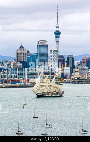 Le navire naval russe Pallada part du port d'Auckland, le lundi 31 décembre, 2007 Banque D'Images