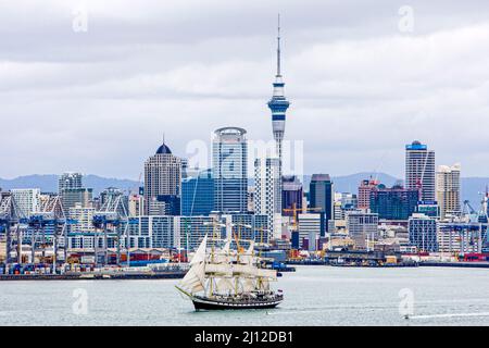 Le navire naval russe Pallada part du port d'Auckland, le lundi 31 décembre, 2007 Banque D'Images