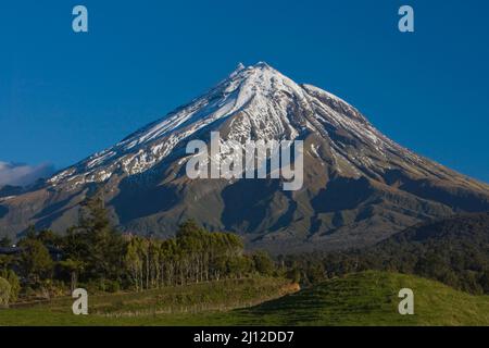 Le mont Taranaki ou le mont Egmont est un volcan dormant dans la région de Taranaki, sur la côte ouest de l'île du Nord de la Nouvelle-Zélande. Banque D'Images