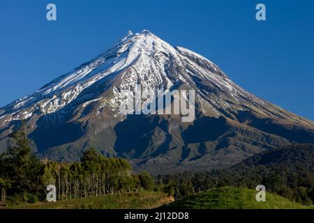 Le mont Taranaki ou le mont Egmont est un volcan dormant dans la région de Taranaki, sur la côte ouest de l'île du Nord de la Nouvelle-Zélande. Banque D'Images