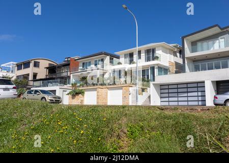 Curl Sydney Curl, banlieue au bord de la plage avec de grandes maisons avec vue sur l'océan et des maisons sur un ciel bleu jour d'automne, Sydney, NSW, Australie Banque D'Images