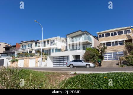 Curl Sydney Curl, banlieue au bord de la plage avec de grandes maisons avec vue sur l'océan et des maisons sur un ciel bleu jour d'automne, Sydney, NSW, Australie Banque D'Images