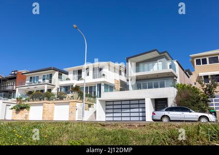 Curl Sydney Curl, banlieue au bord de la plage avec de grandes maisons avec vue sur l'océan et des maisons sur un ciel bleu jour d'automne, Sydney, NSW, Australie Banque D'Images