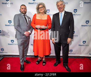 New York, États-Unis. 21st mars 2022. (G-D) les honorés de HeartShare Michael W. Castellano, Cynthia McFadden et Douglas P. Catalano, Esq. Assistent au gala du printemps 2022 de HeartShare à la salle Ziegfeld à New York, New York, le 21 mars 2022. (Photo de Gabriele Holtermann/Sipa USA) crédit: SIPA USA/Alay Live News Banque D'Images