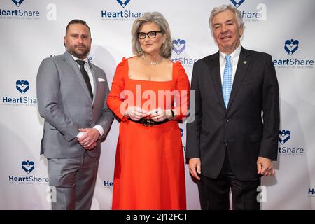 New York, États-Unis. 21st mars 2022. (G-D) les honorés de HeartShare Michael W. Castellano, Cynthia McFadden et Douglas P. Catalano, Esq. Assistent au gala du printemps 2022 de HeartShare à la salle Ziegfeld à New York, New York, le 21 mars 2022. (Photo de Gabriele Holtermann/Sipa USA) crédit: SIPA USA/Alay Live News Banque D'Images