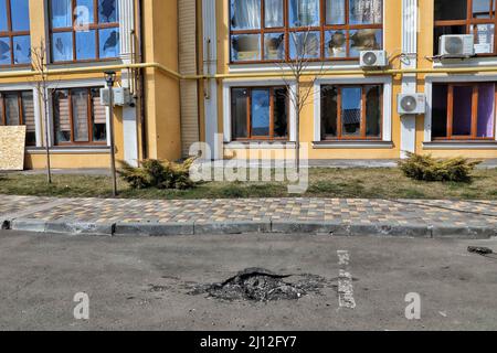 Le cratère d'une coquille est vu dans la route près d'un bâtiment résidentiel après l'attaque des envahisseurs russes à Odesa, dans le sud de l'Ukraine, le 21 mars 2022. Les autorités d'Odesa ont déclaré lundi que des frappes aériennes avaient frappé des immeubles à la périphérie de la ville, ne faisant que déclencher un incendie. Photo de Nina Lyashonok/Ukrinform/ABACAPRESS.COM Banque D'Images