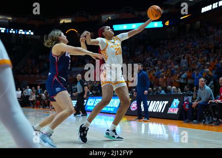 21 mars 2022 : Le Tamari Key #20 du Tennessee Lady Vols reçoit un pass entrant tandis que Madison Bartley #3 des Bruins de Belmont défend lors d'un deuxième tour du tournoi de basket-ball féminin NCAA 2022 entre l'université du Tennessee Lady Vols et les Bruins de l'université de Belmont à l'arène Thompson Boling Knoxville TN Tim Gangloff/CSM Banque D'Images