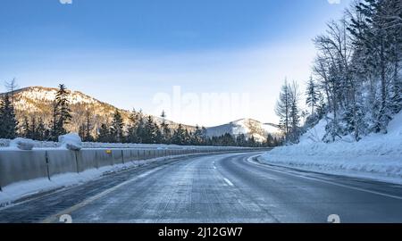 Hiver pittoresque route sinueuse glissante et glacée dangereuse avec des tas de neige sur le côté de la route après avoir parcouru la route et recouvert de neige Banque D'Images