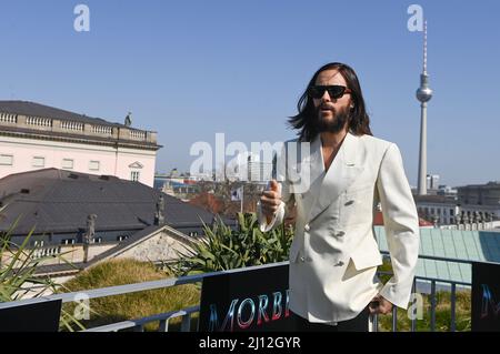 Berlin, Allemagne. 21st mars 2022. L'acteur AMÉRICAIN Jared Leto se tient sur la terrasse du toit de l'Hôtel de Rome lors d'une séance photo pour la projection du film 'Morbius'. Dans 'Morbius', Jared Lito incarne un antihéros dans l'univers de Marvel. Le film sera sorti le 31 mars. Credit: Jens Kalaene/dpa-Zentralbild/dpa/Alay Live News Banque D'Images