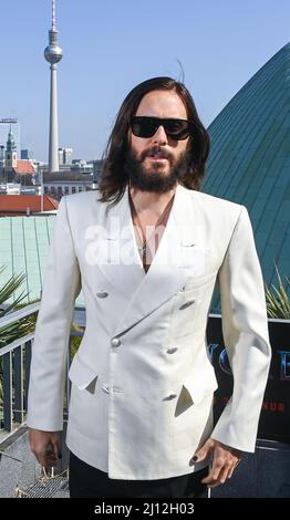 Berlin, Allemagne. 21st mars 2022. L'acteur AMÉRICAIN Jared Leto se tient sur la terrasse du toit de l'Hôtel de Rome lors d'une séance photo pour la projection du film 'Morbius'. Dans 'Morbius', Jared Lito incarne un antihéros dans l'univers de Marvel. Le film sera sorti le 31 mars. Credit: Jens Kalaene/dpa-Zentralbild/dpa/Alay Live News Banque D'Images