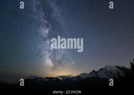 La voie lactée au-dessus de Mt. Rainier à Mt. Rainier, parc national, Washington Banque D'Images