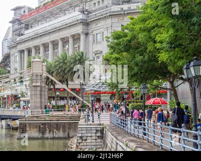 Le pont Cavenagh et le Fullerton Hotel au bout de la promenade Boat Quay - Singapour Banque D'Images