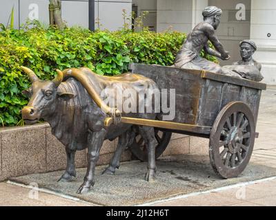 River Merchants, une sculpture en bronze par AW Tee Hong le long de la promenade de Boat Quay - Singapour Banque D'Images