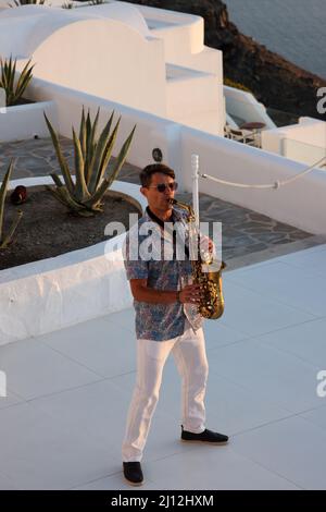 Imerovigli, Santorini, Grèce - 29 juin 2021 : concert de saxophonistes à la lumière du soleil couchant à Imerovigli, Santorini Banque D'Images