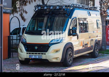 Antalya; Turquie – Mars 04 2022: Fiat Ducato est garée dans la rue par une chaude journée d'été Banque D'Images