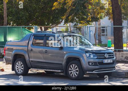 Antalya, Turquie – 04 2022 mars : Gray Volkswagen Amarok est garée dans la rue par une chaude journée sur fond de clôture, parc Banque D'Images