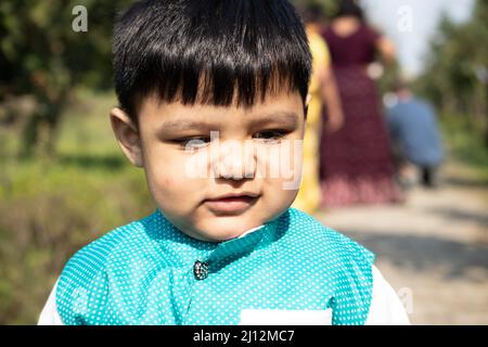 Portrait du jeune garçon indien de tout-petit garçon en robe indienne ethnique avec une expression drôle sur le visage Banque D'Images