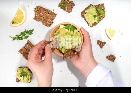 Guacamole maison avec frites sans gluten. Guacamole, hors-d'œuvre de légumes, pâte d'avocat. Régime de céto sain à base de plantes. Banque D'Images