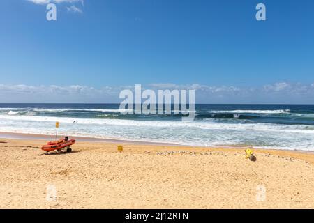 South Curl Curl plage à Sydney avec ciel bleu automne météo et surf sauvetage bateau zodiaque rouge sur la plage, NSW, Australie Banque D'Images