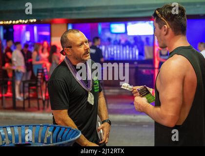 Fort Lauderdale, États-Unis. 18th mars 2022. John Glover, avec le South Florida Wellness Network, distribue NARCAN à Gage Ertel, qui est en vacances de printemps, le vendredi 18 mars 2022, à fort Lauderdale, Floride. (Photo par Michael Laughlin/South Florida Sun Sentinel/TNS/Sipa USA) crédit: SIPA USA/Alay Live News Banque D'Images